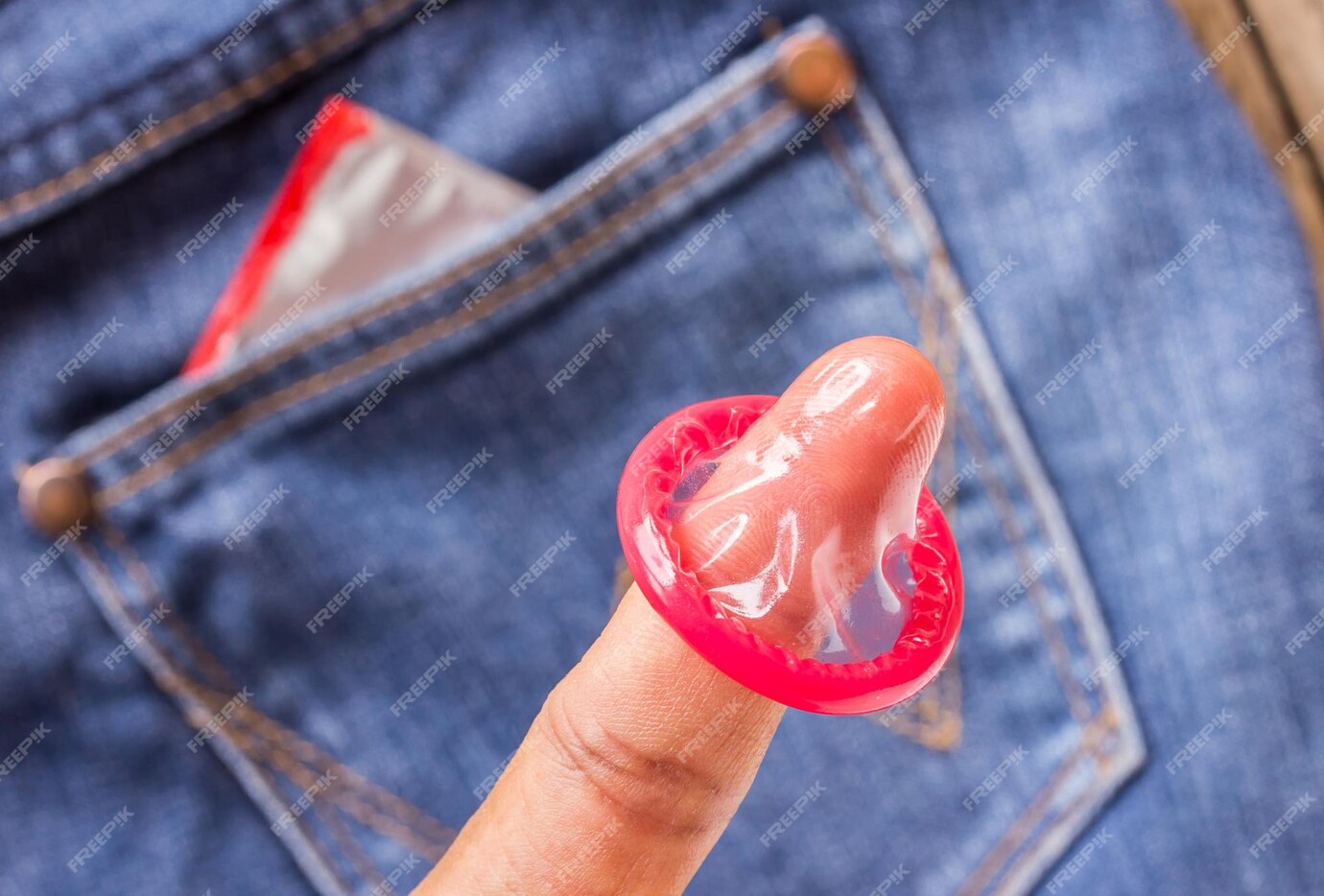 kondom na prstu